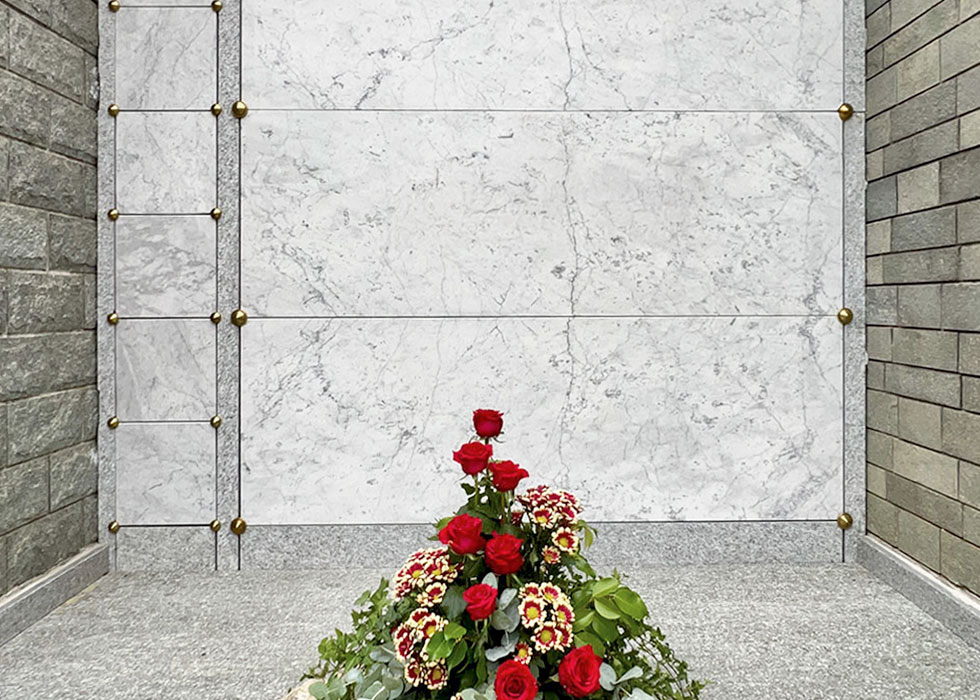 costruzione edicola prefabbricata cimiteriale con loculi e ossari in metallo